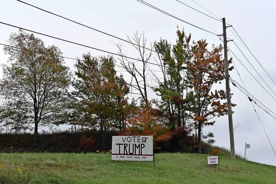 Fotograf&iacute;a de un cartel que invita a votar por la reelecci&oacute;n del presidente de EE.UU., Donald Trump. / EFE - JAIRO MEJ&Iacute;A