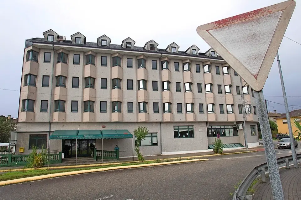 GRAF8901. SALVATIERRA DO MI&Ntilde;O (PONTEVEDRA), 27/10/2020.- La Xunta de Galicia ha intervenido la residencia geri&aacute;trica de Salvaterra, situada en el municipio de Salvaterra de Mi&ntilde;o. La medida se ha tomado despu&eacute;s de que en los &uacute;ltimos d&iacute;as se registraran nuevos contagios de casos de coronavirus que se elevan, a 84 residentes y a 26 profesionales. EFE / Salvador Sas