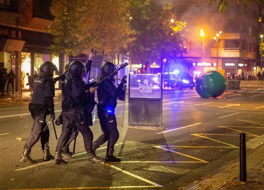 Agentes antidisturbios intentan controlar la zona. EFE/Raquel Manzanares