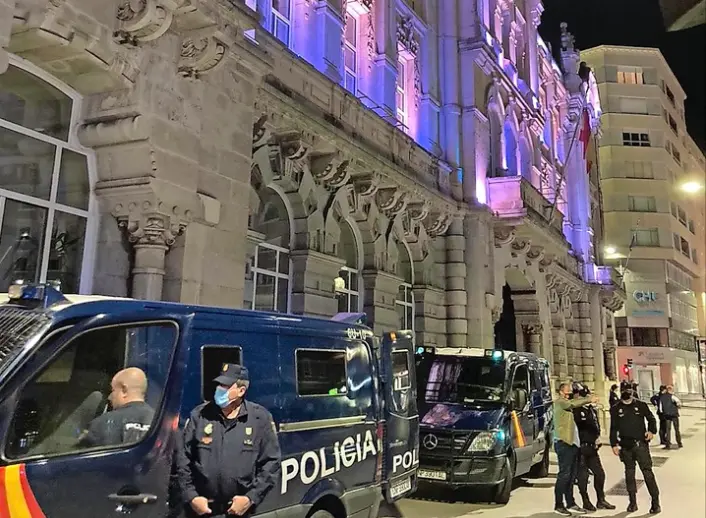 &laquo;Potente dispositivo&raquo; en el centro de Santander para evitar nuevos disturbios como los que produjeron durante la pasada noche. / ALERTA