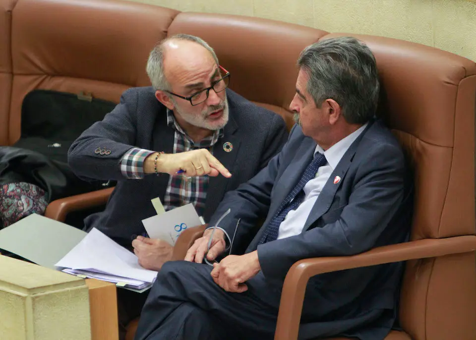 El consejero de Sanidad, Miguel Rodr&iacute;guez habla con el presidente de Cantabria, Miguel &Aacute;ngel Revilla. / J. RAM&Oacute;N
