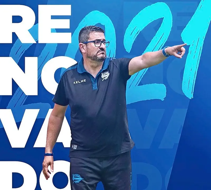 I&ntilde;aki Alonso, entrenador del Alav&eacute;s B. / deportivo alav&eacute;s