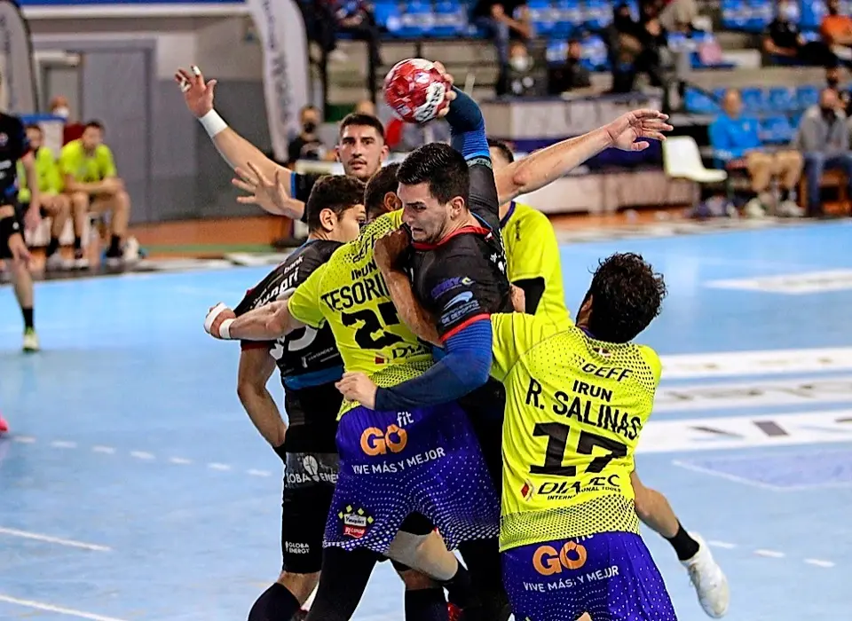 Un jugador c&aacute;ntabro es frenado por la defensa del Bidasoa. / Hardy