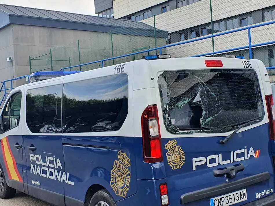 Patrulla de la Polic&iacute;a Nacional con los desperfectos ocasionados tras los disturbios. / P.N.