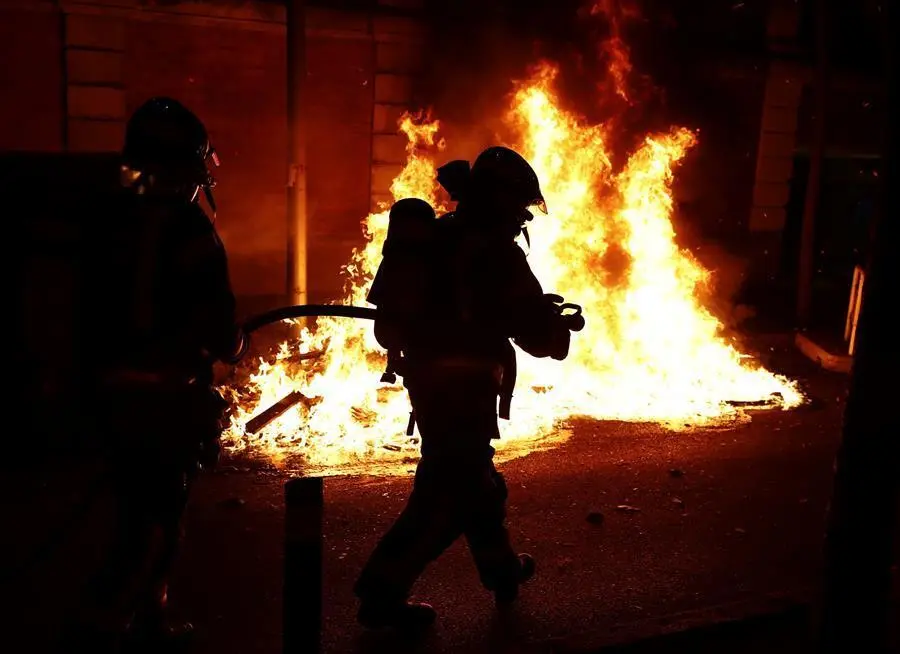 Miembros del cuerpo de bomberos se han personado en las calles de Madrid donde se han producidos altercados tras las protestas convocadas esta noche por las medidas tomadas tras el aumento de contagios por coronavirus. EFE / Javier L&oacute;pez.