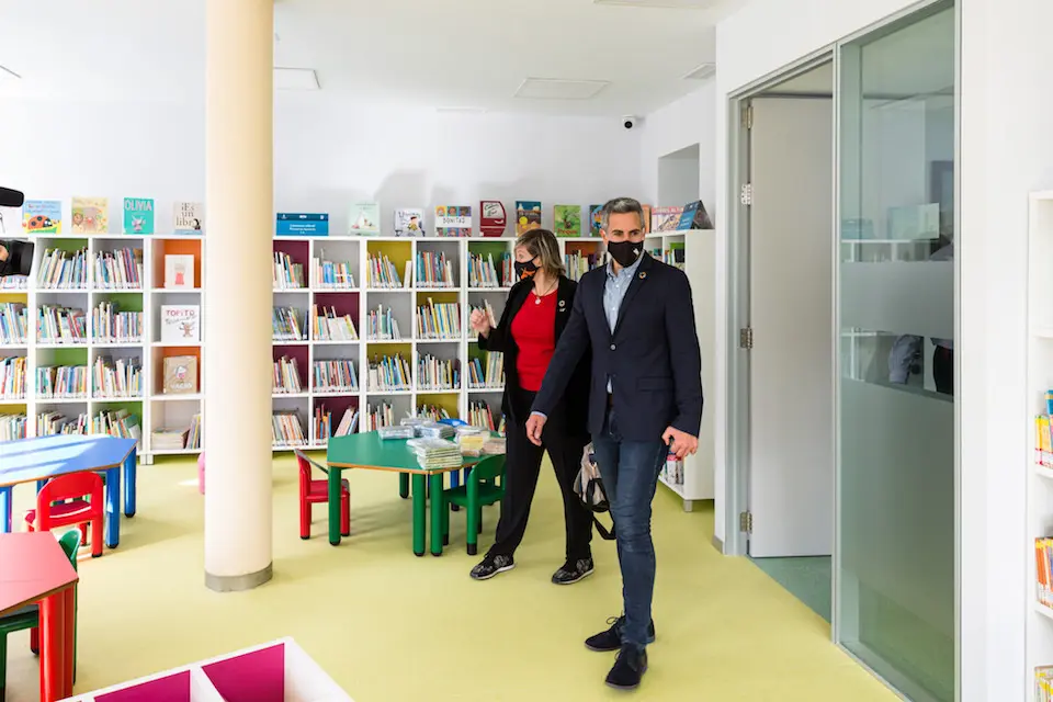 Pablo Zuloaga, asiste a la inauguraci&oacute;n de la nueva biblioteca municipal. / ALERTA