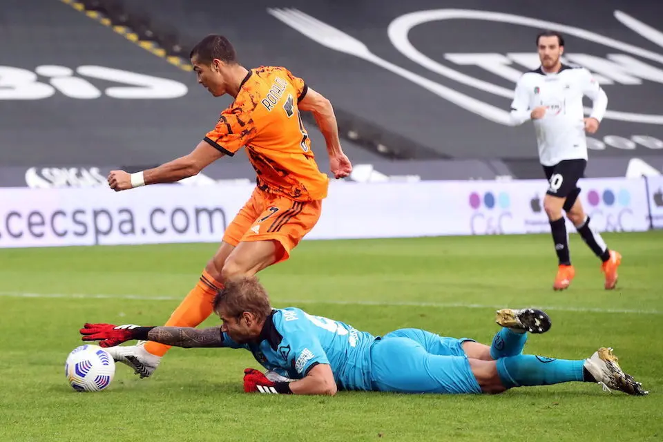 Ronaldo anota el 2-1 ante el Spezia. / EFE