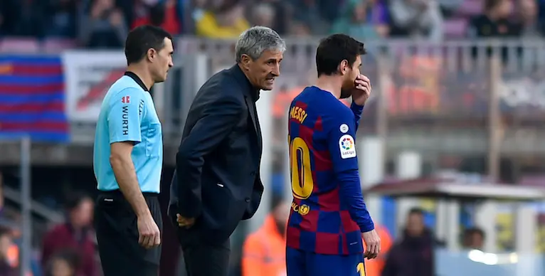 Quique Seti&eacute;n da instrucciones a Lionel Messi la pasada campa&ntilde;a. / EUROPA PRESS
