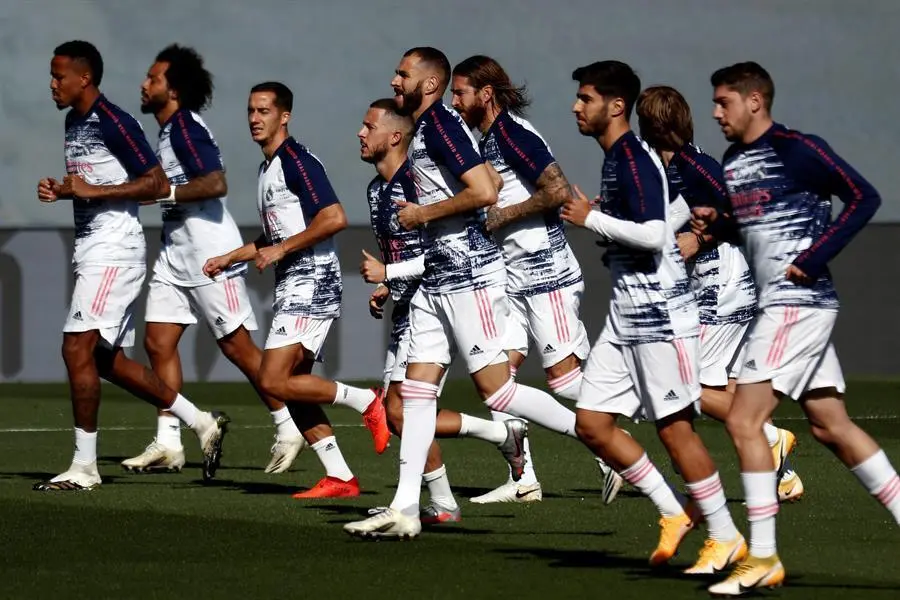 Los jugadores del equipo merengue en una sesi&oacute;n de entrenamiento. / EFE