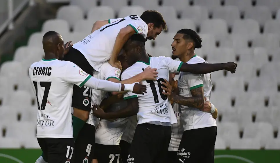 Los jugadores racinguistas celebran el tanto inaugural del encuentro. / CUBERO