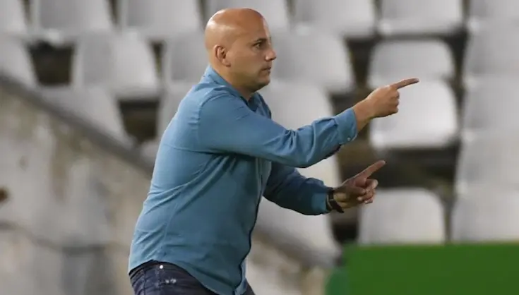 Javi Rozada pudo ayer por fin dirigir a los suyos desde el banquillo. / HARDY