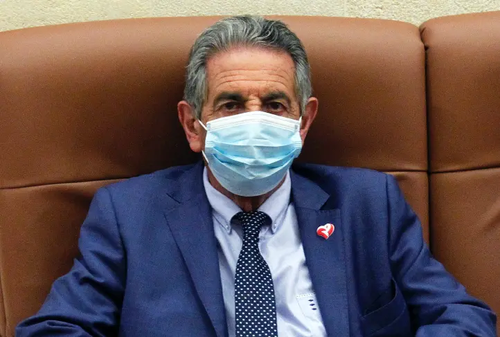 El presidente de Cantabria, durante la sesi&oacute;n del Parlamento. / J. Ram&oacute;n