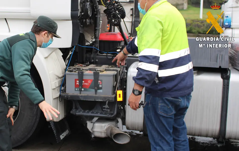 La Guardia Civil inspeccionando un cami&oacute;n. / OPC
