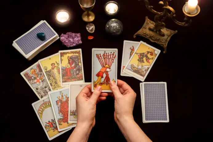 manos-mujer-cartas-tarot_67618-2633