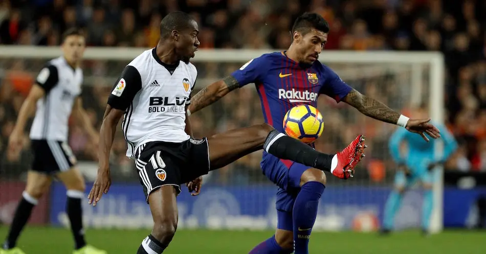 Kondogbia pugna por un bal&oacute;n con Paulinho en un encuentro ante el FC Barcelona. / EFE