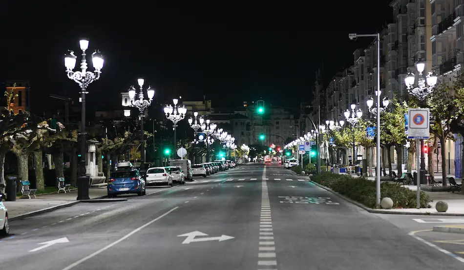 El Paseo Pereda de Santander vac&iacute;o la pasada noche por el toque de queda decretado por el Gobierno de Cantabria. / HARDY