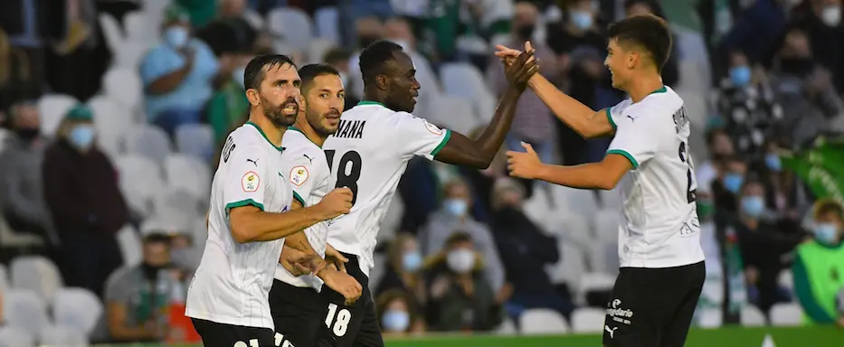 Los jugadores racinguistas celebran el gol ante el filial del Athletic. / ALERTA