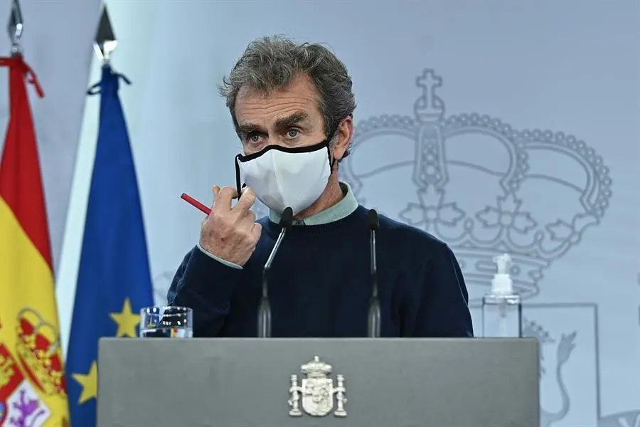 El director del Centro de Alertas y Emergencias Sanitarias, Fernando Sim&oacute;n, durante la rueda de prensa ofrecida este martes. EFE/ Fernando Villar