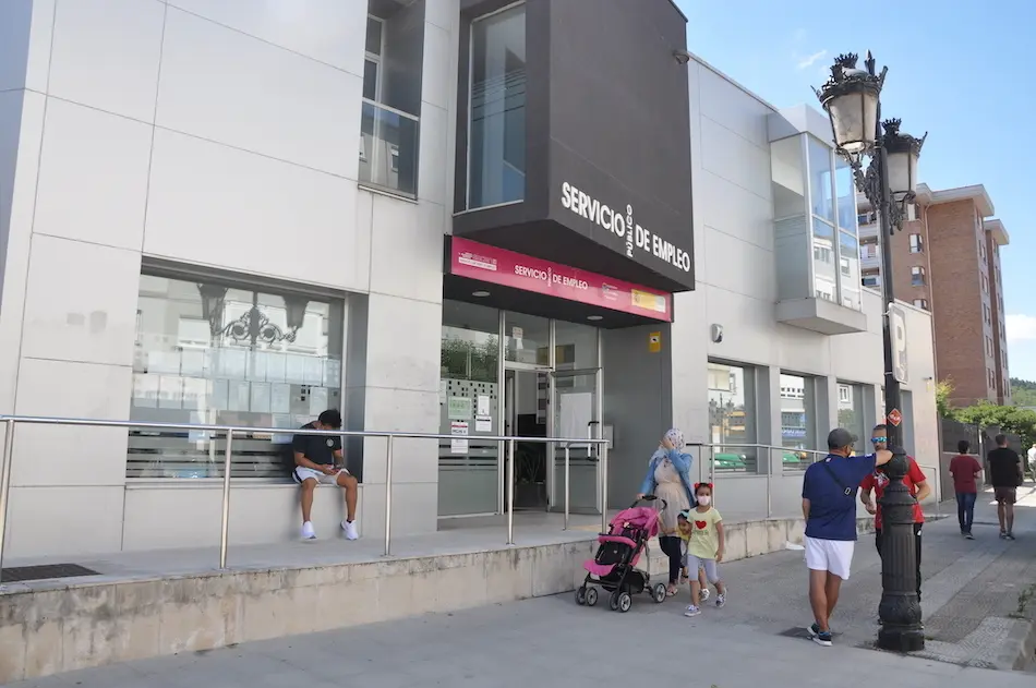 Vista del exterior de la oficina del paro situada en la Avenida Besaya en Torrelavega. / S.D.