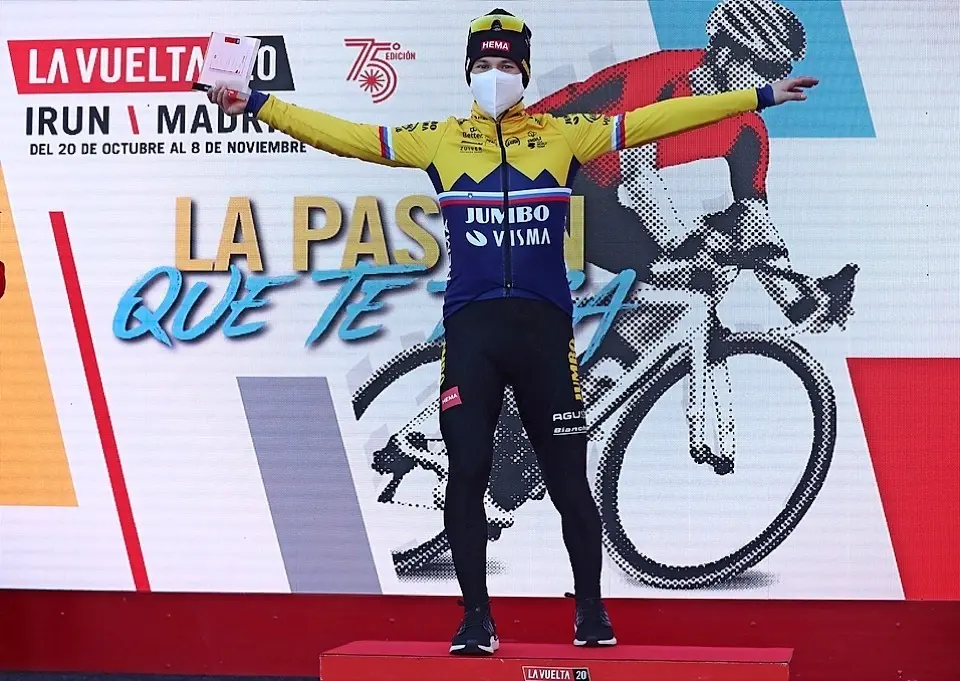 Primoz Roglic, en el podio celebrando la victoria y, a la derecha, durante la etapa contrarreloj. / EFE