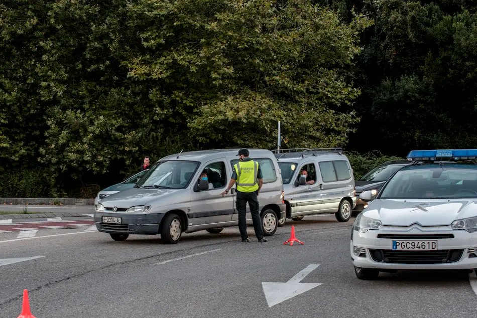 Control situado en la localidad de Santo&ntilde;a a ra&iacute;z del confinamiento del municipio. / REGUERA