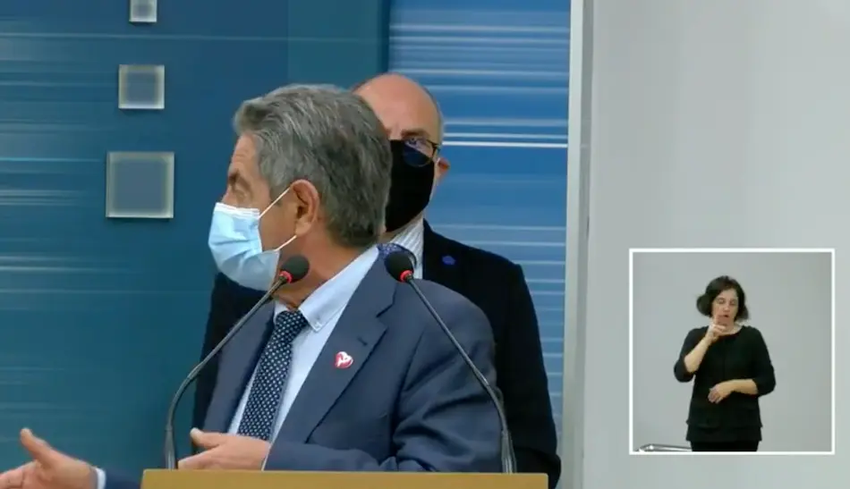 El presidente de Cantabria, durante la rueda de prensa ofrecida ayer. / ALERTA