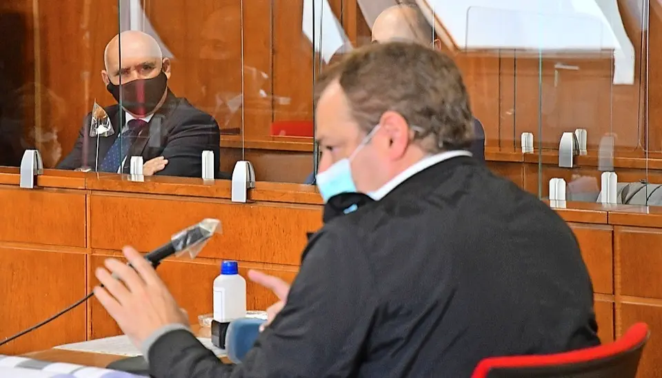 Higuera, atento a la declaraci&oacute;n del testigo. / Hardy
