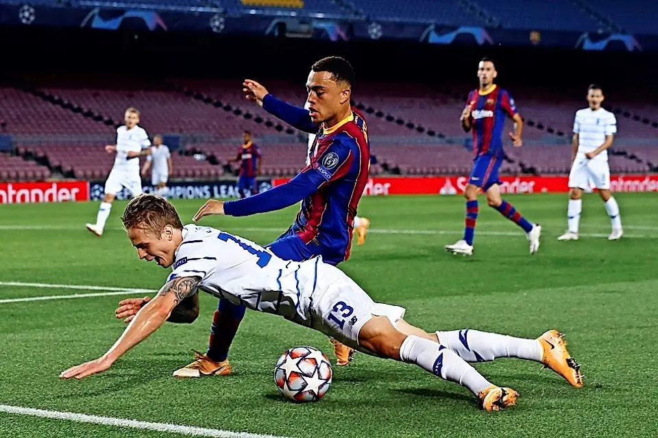 El defensa estadounidense del Barcelona Serginho Dest disputa un bal&oacute;n con Artem Shabanov, defensa ucraniano del Dinamo de Kiev. / Enric Fontcuberta