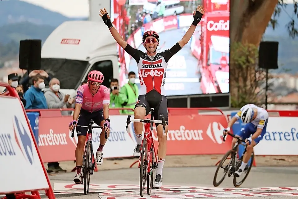 LUGO, 04/11/2020.- El corredor belga del equipo Lotto Soudal, Tim Wellens (c), entra vencedor de la decimocuarta etapa de la Vuelta aEspa&ntilde;a, disputada hoy mi&eacute;rcoles entre Lugo y Orense, de 204,7km de recorrido. EFE/ Kiko Huesca