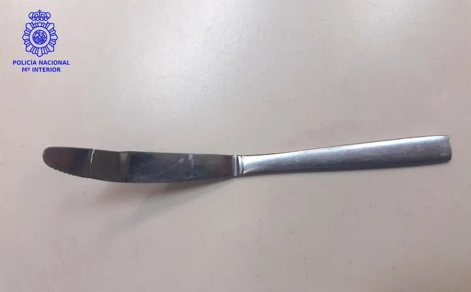 El cuchillo intervenido al desvalijador de taquilas./DM .
El cuchillo intervenido al desvalijador de taquilas. / ALERTA