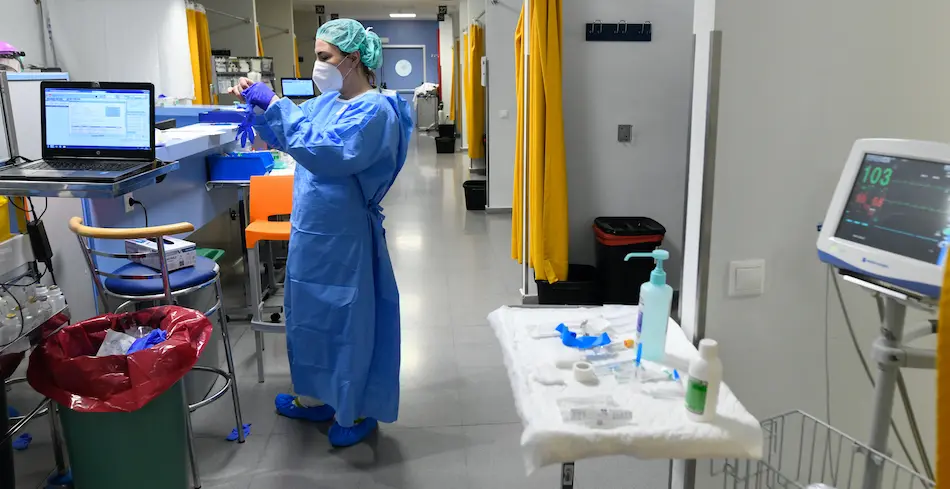 Un sanitario en la UCI del Hospital Marqu&eacute;s de Valdecilla de Cantabria. / ALERTA
