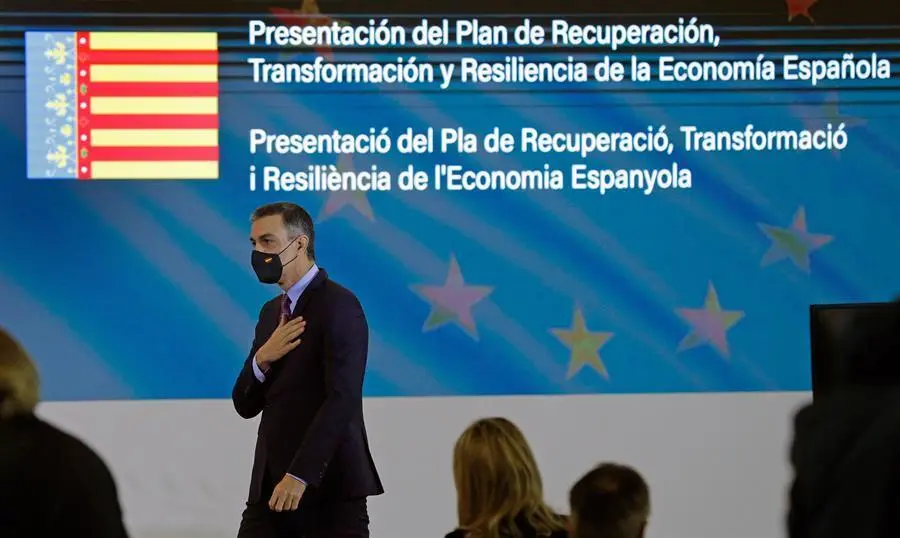 El presidente del Gobierno, Pedro S&aacute;nchez, a su llegada al Museo de las Ciencias de Valencia donde presenta el Plan de Recuperaci&oacute;n, Transformaci&oacute;n y Resiliencia de la Econom&iacute;a espa&ntilde;ola, que pretende impulsar una nueva modernizaci&oacute;n del pa&iacute;s y hacer frente a la crisis generada por la pandemia. EFE/Manuel Bruque