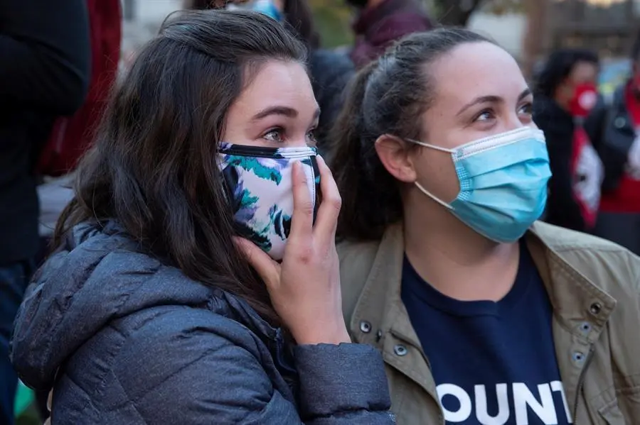 La gente reacciona despu&eacute;s de que los medios de comunicaci&oacute;n pronosticaran que Michigan ir&aacute; a Biden en una fiesta de observaci&oacute;n de resultados de elecciones, el d&iacute;a despu&eacute;s del d&iacute;a de las elecciones en McPherson Square, cerca de la Casa Blanca en Washington, DC, EE. UU., 04 de noviembre de 2020. EFE/MICHAEL REYNOLDS