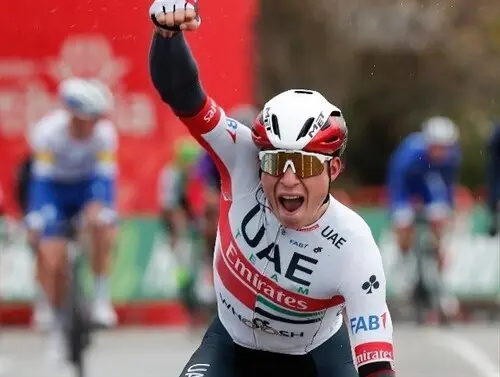 El ciclista belga Jasper Philipsen (UAE-Team Emirates), ganador de la etapa 15 de La Vuelta 2020, disputada entre Mos y Puebla de Sanabria sobre 230,8 kil&oacute;metros. /GOMEZ SPORT