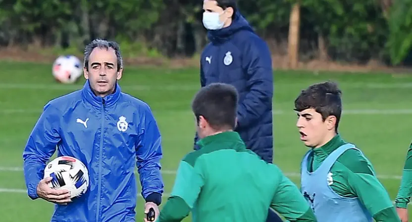 Ruiz Cueli, en el entrenamiento de ayer atento al trabajo de I&ntilde;igo y de Jon Ander. / hardy