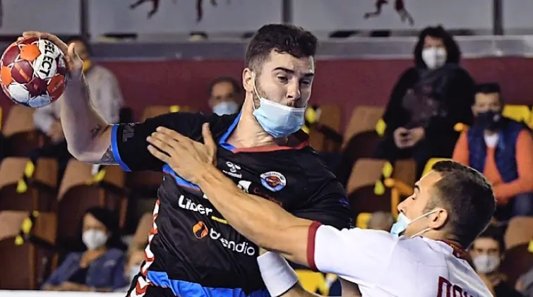 Xavi Castro, durante el partido en Le&oacute;n que tuvieron que jugar con mascarilla. / EFE