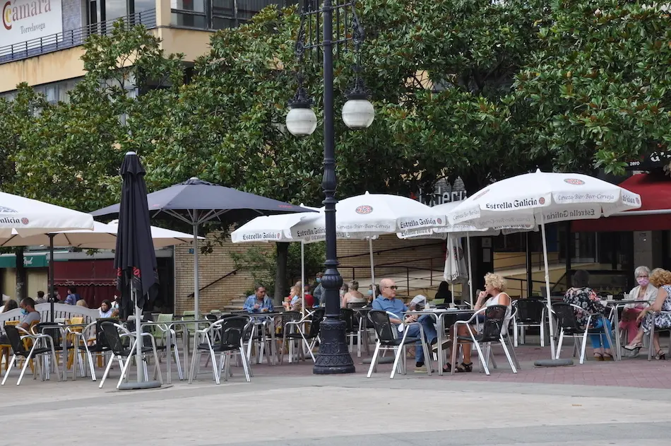 Terraza de la cafeter&iacute;a Murano en el Boulevar Demetrio Herrrero en Torrelavega. / S.D.
