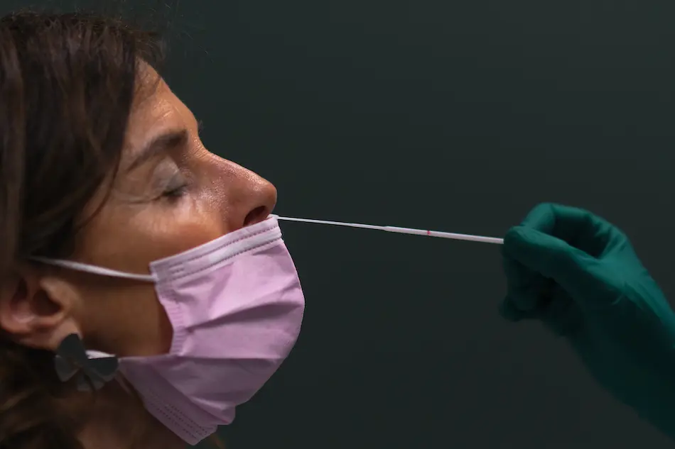 Una sanitario realiza la PCR en la UCI del Hospital Marqu&eacute;s de Valdecilla. / HARDY
