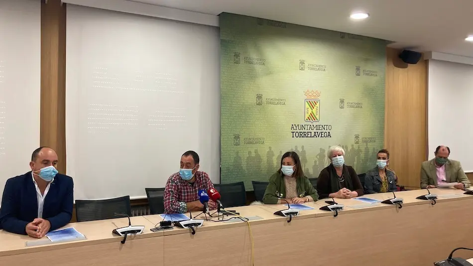 Concejales de la oposici&oacute;n de Torrelavega sobre el matadero de Barreda. / ALERTA