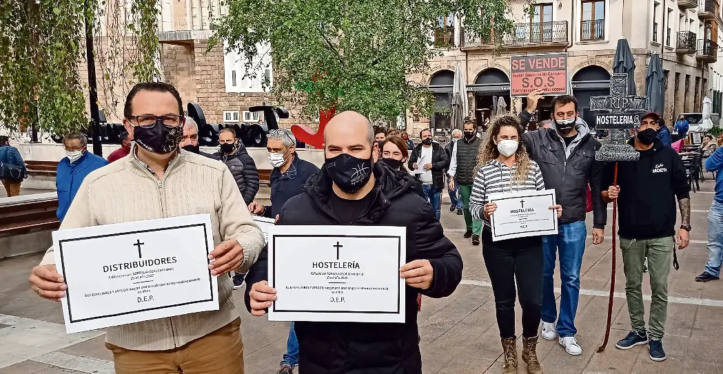 Concentraci&oacute;n de los hosteleros en la plaza roja de Torrelavega. / RADIO STUDIO CANTABRIA
