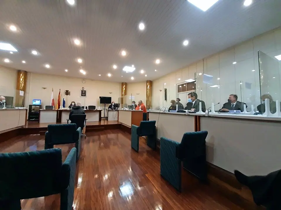 Juicio a los acusados de matar a un anciano en su garaje de Santander y robar despu&eacute;s en su casa. / ALERTA