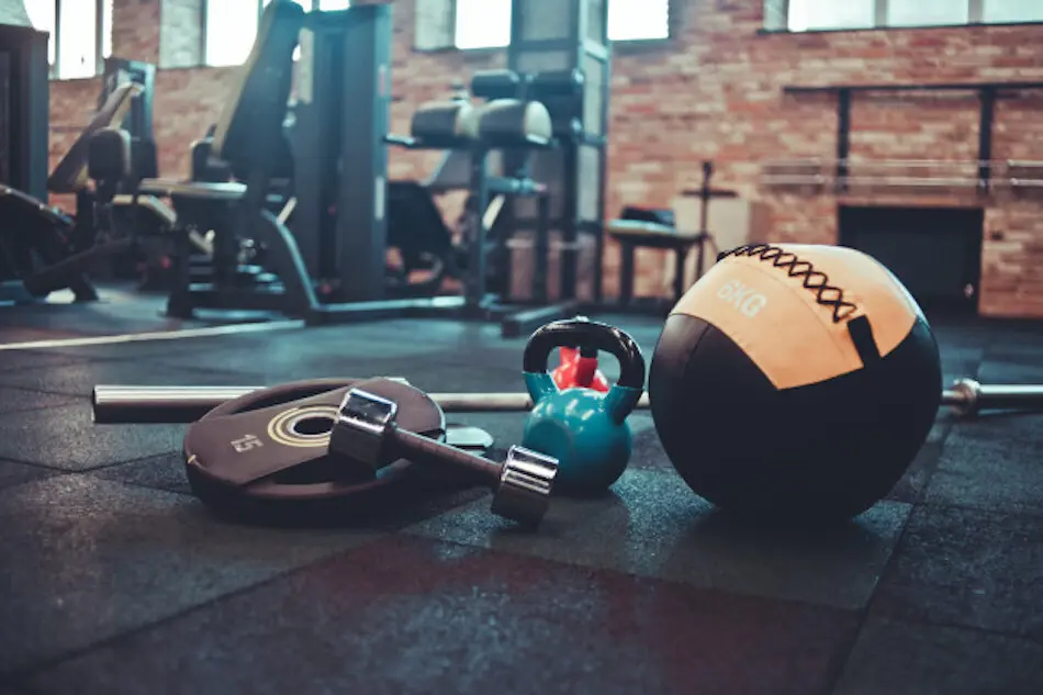 barra-desmontada-balon-medicinal-pesas-rusas-mancuernas-acostado-piso-gimnasio-equipamiento-deportivo-entrenamiento-peso-libre-entrenamiento-funcional_175682-47