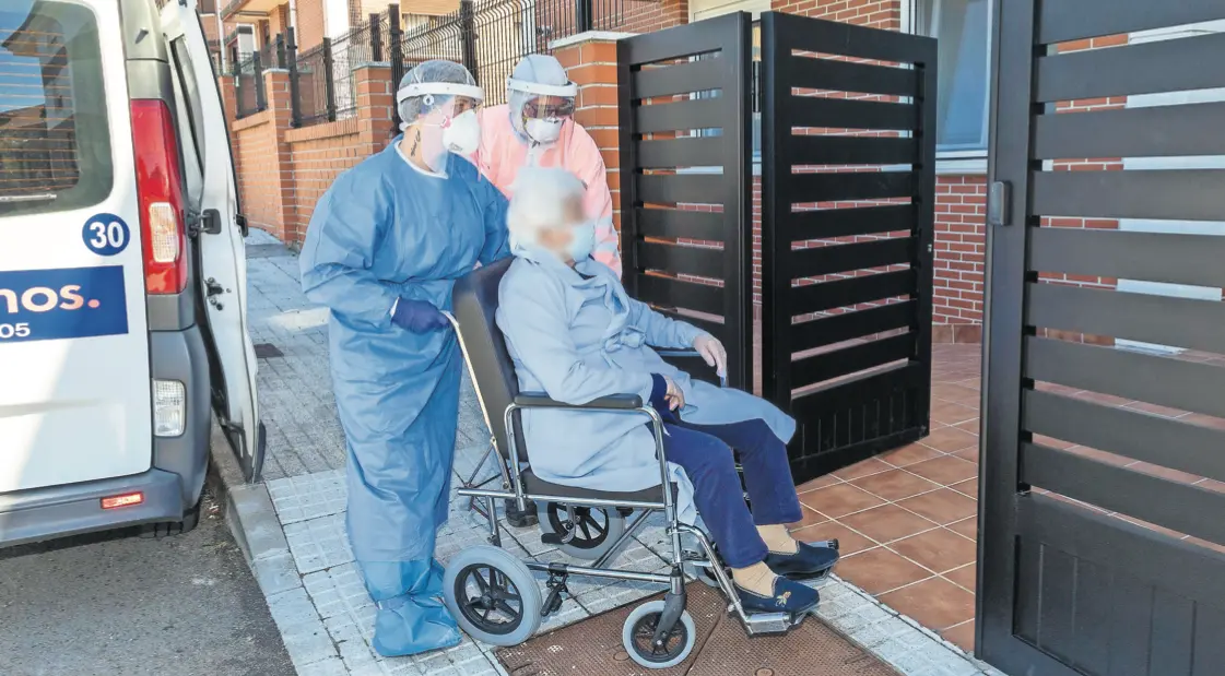 Los sanitarios trasladan a un paciente a su residencia en Meruelo. / ALERTA