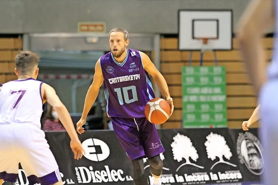 El capit&aacute;n del Cantbasket, Jaime Garc&iacute;a, dirigiendo el juego. / Lanza