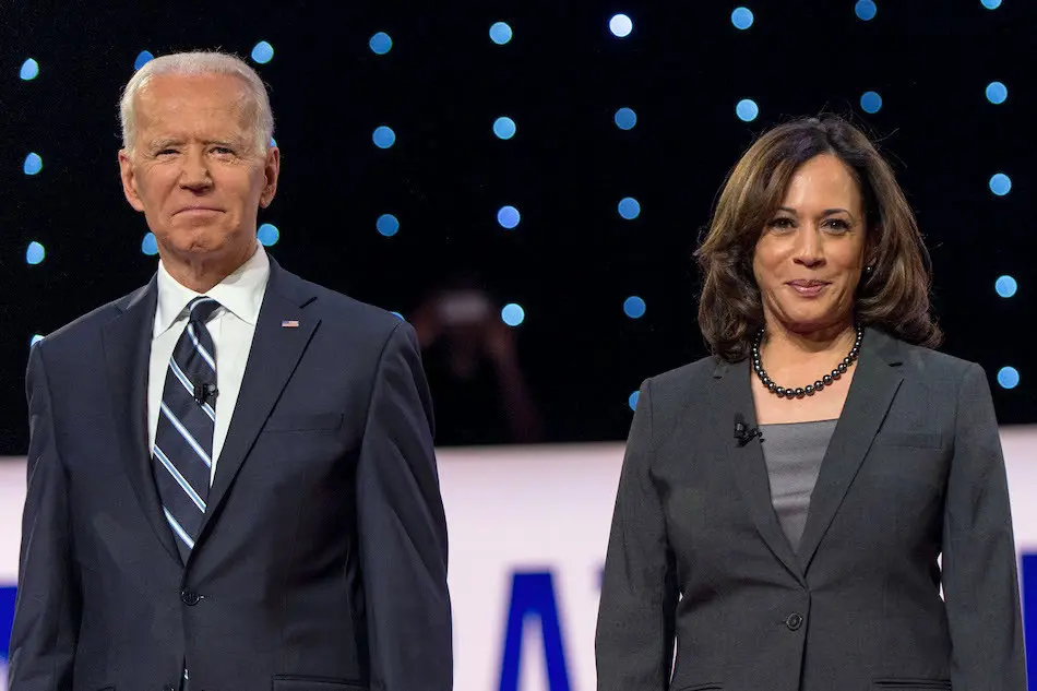 El candidato presidencial dem&oacute;crata de EE. UU. Y exvicepresidente Joe Biden (izq.) Y la senadora de California Kamala Harris asisten a un debate dem&oacute;crata.