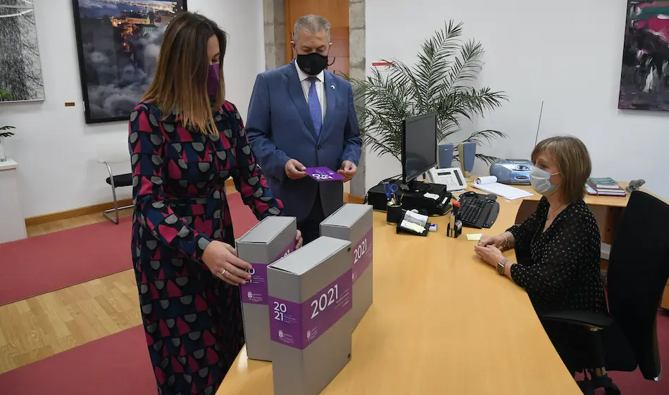 La consejera de Econom&iacute;a y Hacienda, Mar&iacute;a S&aacute;nchez, presenta el proyecto de Presupuestos Generales de Cantabria para 2021 y los correspondientes a su departamento, despu&eacute;s de registrarlos en el Parlamento regional.  / HARDY
