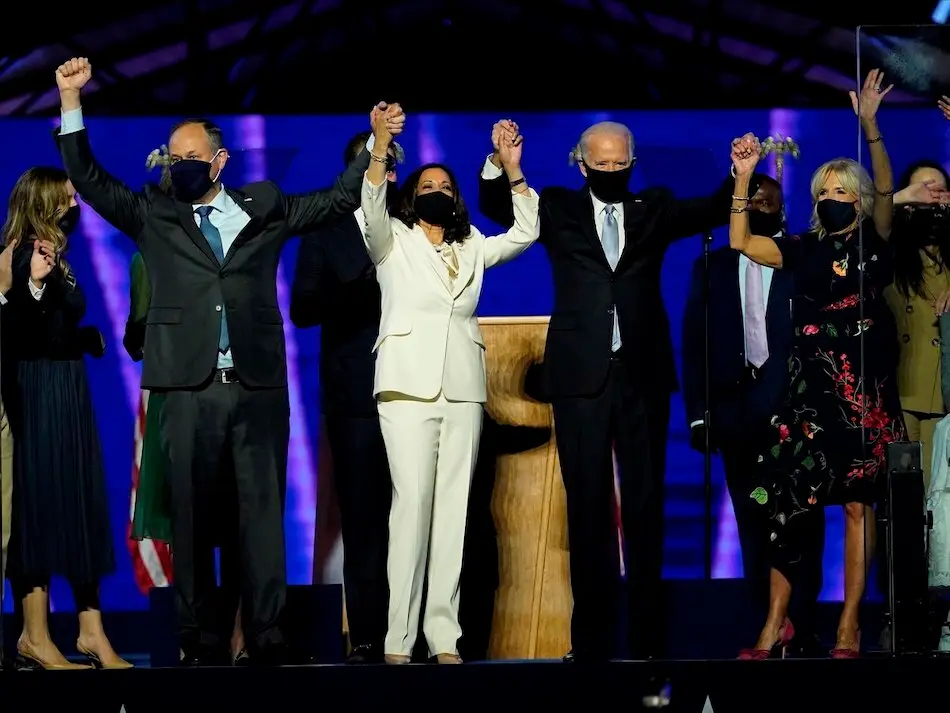 La vicepresidenta electa, Kamala Harris (2-i), su esposo Doug Emhoff (i), el presidente electo de Estados Unidos, Joe Biden (2-d), y su esposa Jill Biden (R) en el escenario durante un evento de celebraci&oacute;n fuera del Chase Center en Wilmington, Delaware (EE.UU.), hoy 7 de noviembre de 2020. EFE/Andrew Harnik
