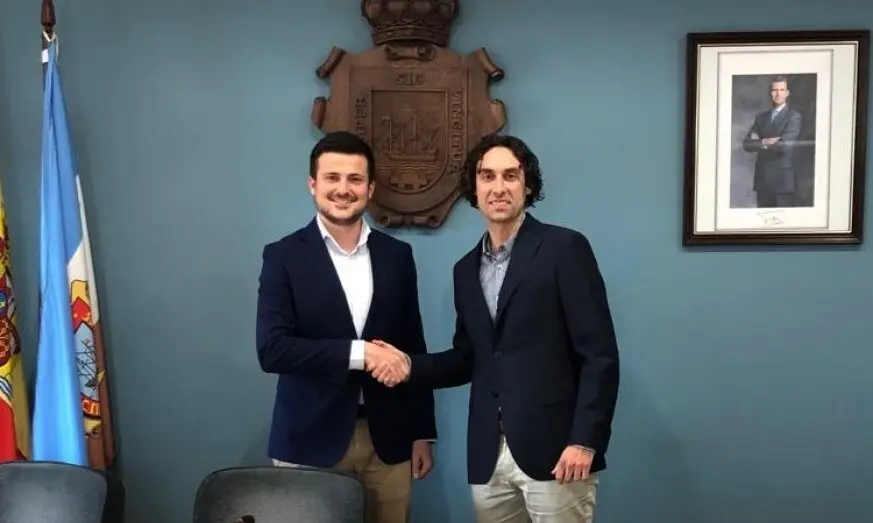 El ped&aacute;neo de Guarnizo (Astillero), Alejandro Hoz junto al Alcalde de Astillero, Javier Sober&oacute;n durante la toma de posesi&oacute;n. / ALERTA