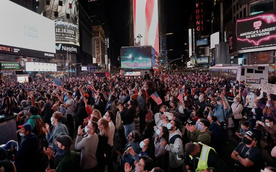 La gente se re&uacute;ne para ver al presidente electo de EE. UU., Joe Biden, pronunciar un discurso despu&eacute;s de que las principales organizaciones de noticias convocaron la elecci&oacute;n de Biden, derrotando al actual presidente de EE. UU., Donald J. Trump, en Times Square en Nueva York, EE. UU., 7 de noviembre de 2020 (Elecciones, Estados Unidos). , Nueva York) EFE / EPA / PETER FOLEY