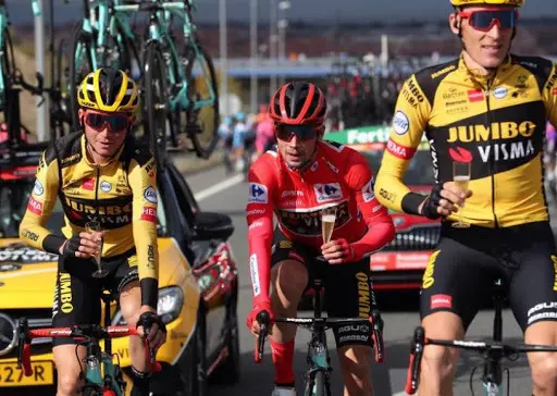 El esloveno Primoz Roglic (Jumbo Visma), primer clasificado, y sus compa&ntilde;eros de equipo celebra su m&aacute;s que posible triunfo en la ronda espa&ntilde;ola durante la &uacute;ltima etapa de la 75 Vuelta a Espa&ntilde;a, Hip&oacute;dromo de la Zarzuela-Madrid, sobre un recorrido de 124,2 km. EFE/ Kiko Huesca